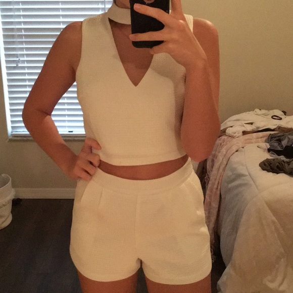 White Two Piece Keyhole Set - Picture 4 of 5